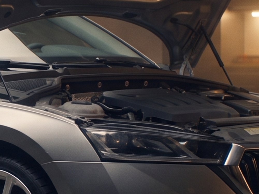 Motorraum mit Klimaanlagen-Komponenten